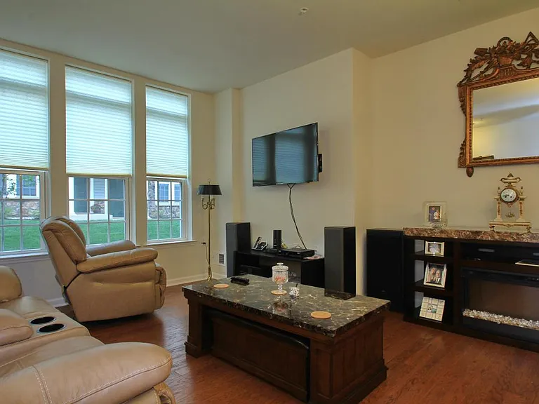 22 Clover Ln — Photo 2