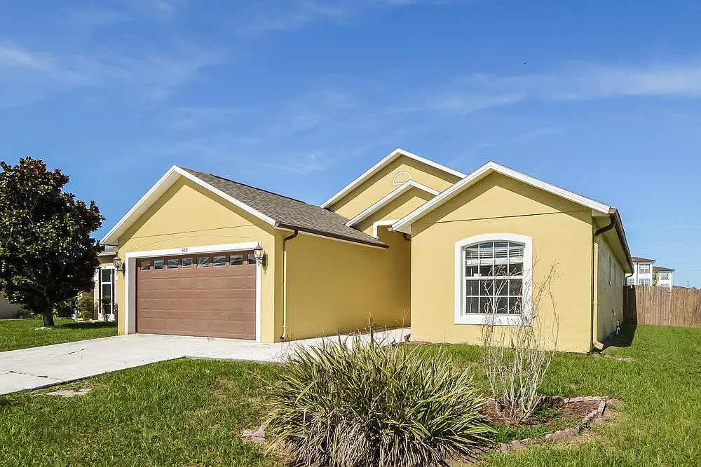 4 bed, 2.0 bath, 1700 sqft, $2,045 — Photo 3