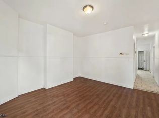 190 N 1st St #1, Paterson, NJ 07522