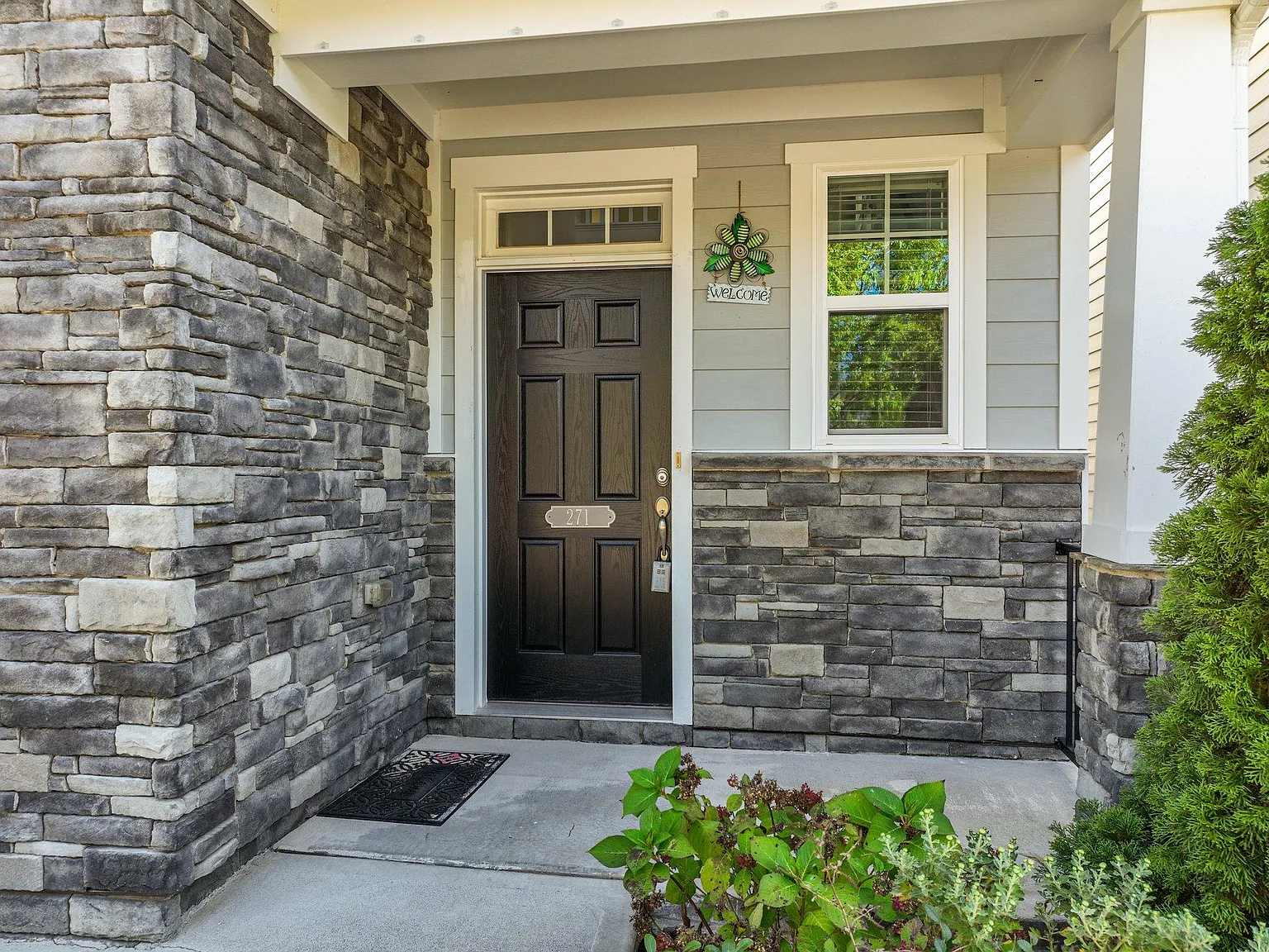 4 bed, 2710 sqft, $2,595 — Photo 2
