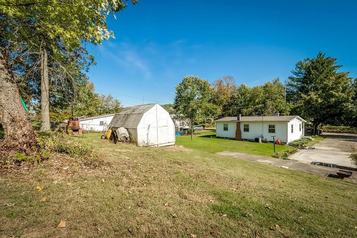 1047 Stewart St photo 1