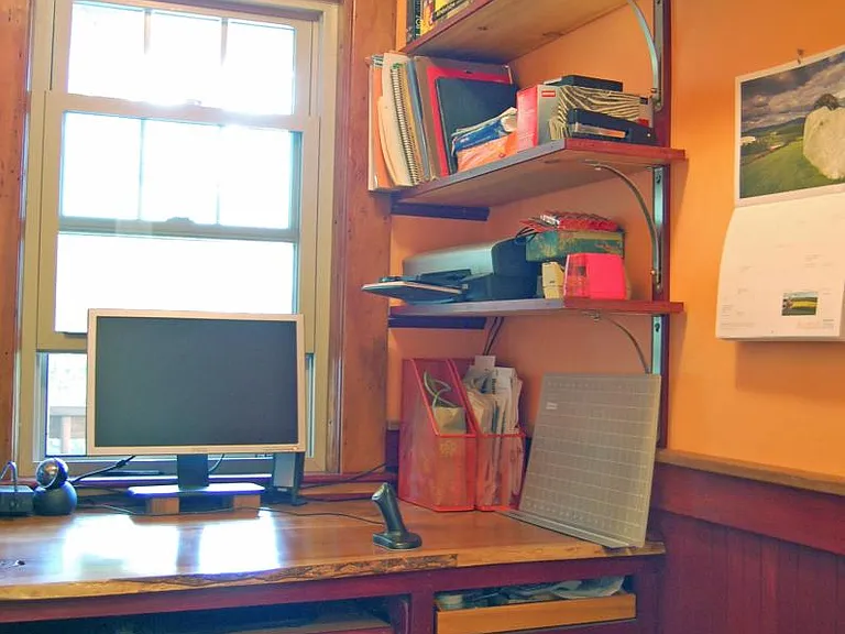 Office nook w/ built-in desk