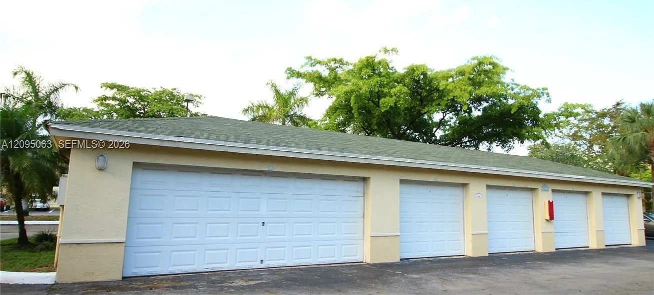 Sun Vista Gardens Condo — Photo 3