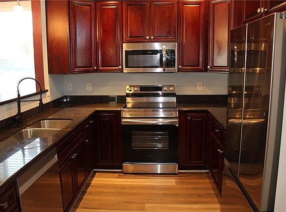5th image of 2719 S Robertson St