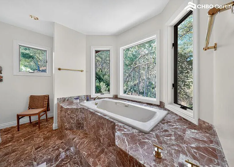 Master bath tub