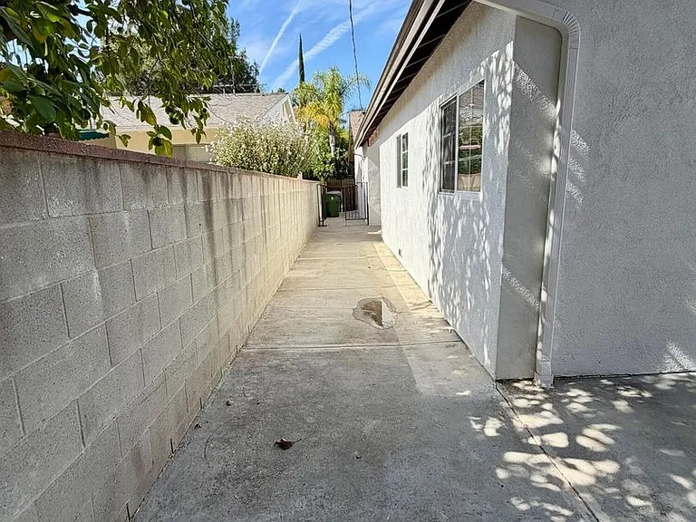 22206 Del Valle St — Photo 29