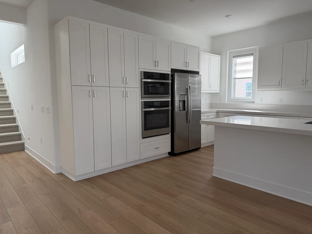 Building Photo - 520 Neilson