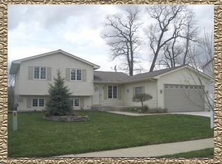 61423 Dean Dr, South Lyon, MI 48178