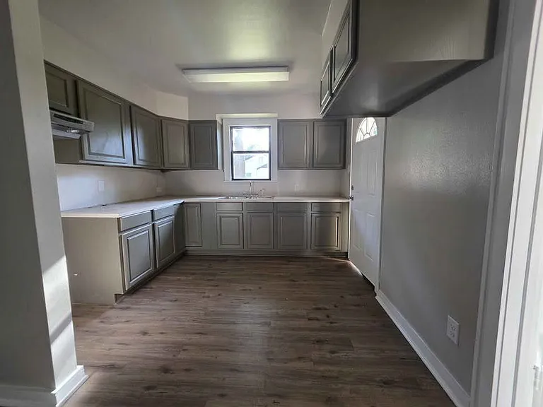 1401 Wilson St — Photo 6