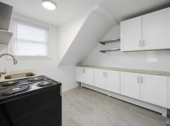 4th image of 22 Seifert St Floor 2