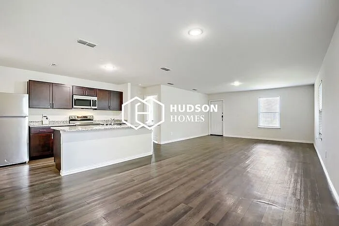 819 S Sutton St — Photo 4