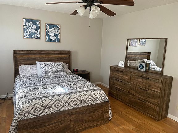 Queen bed.