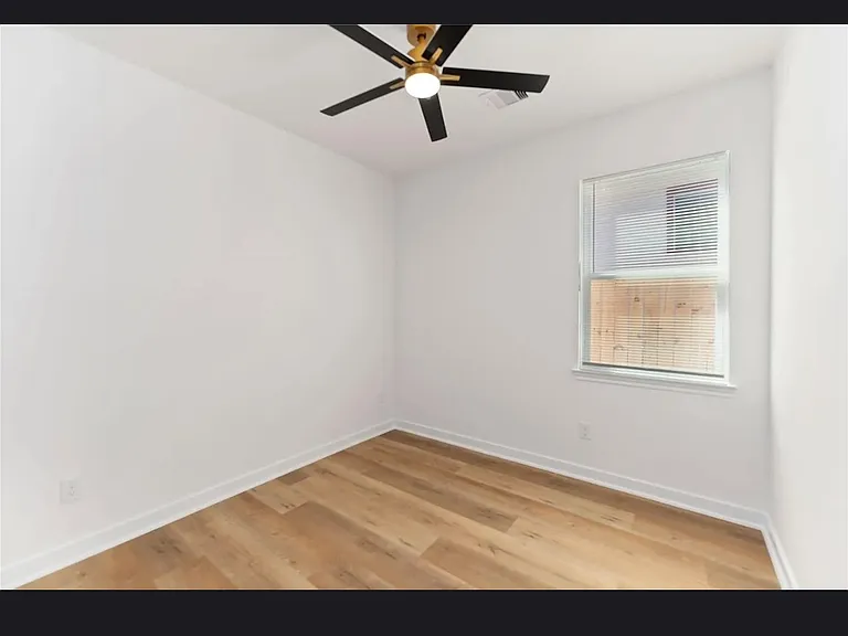 7809 Queen St — Photo 3