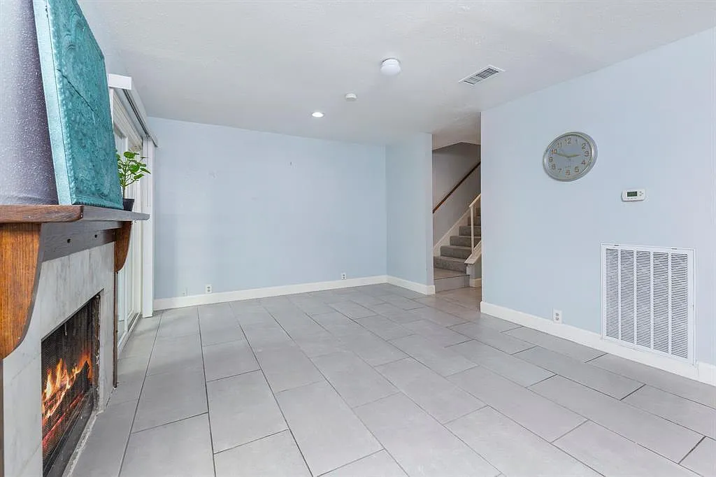 3 bed, 2.5 bath, 2064 sqft, $2,100 — Photo 1