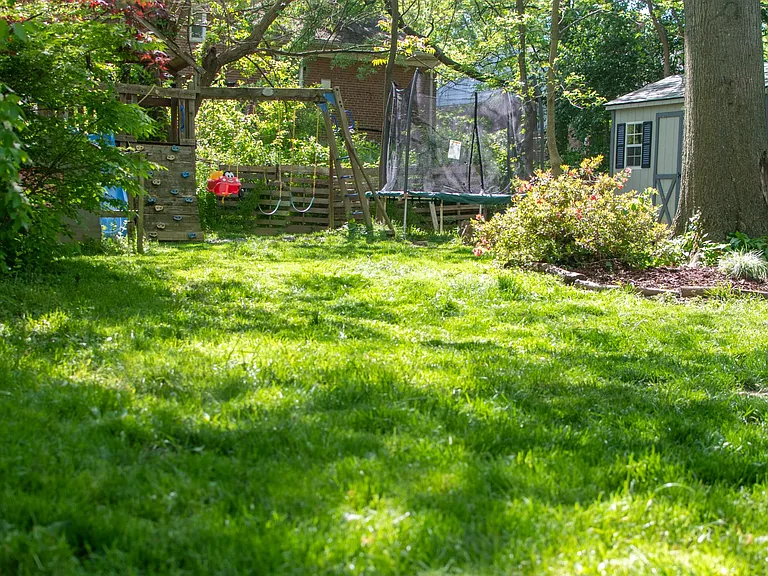 Big yard and garden offers privacy