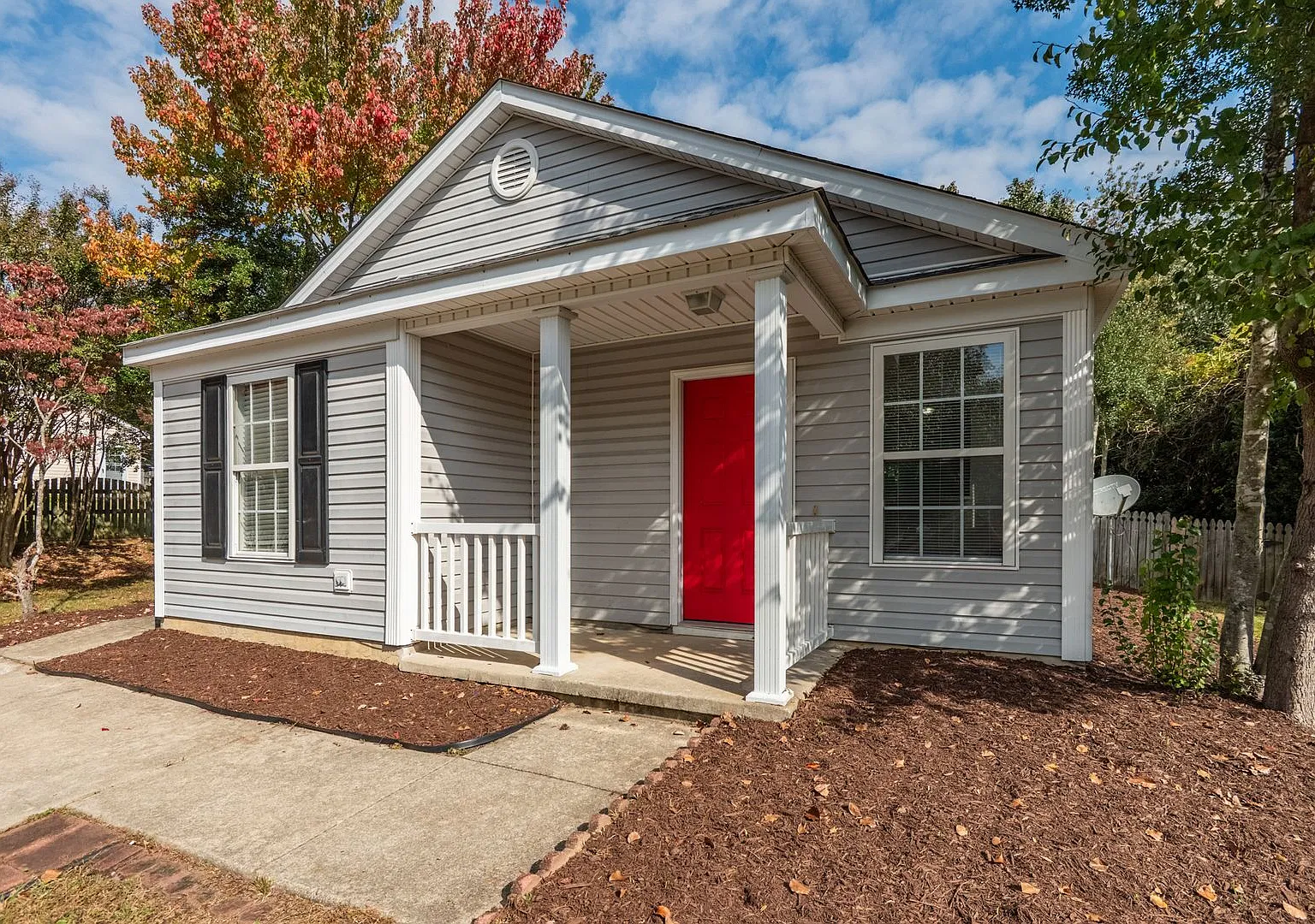 Charming North Raleigh 3 bed, 2 bath Bungalow with fully-fenced backyard! — Photo 3