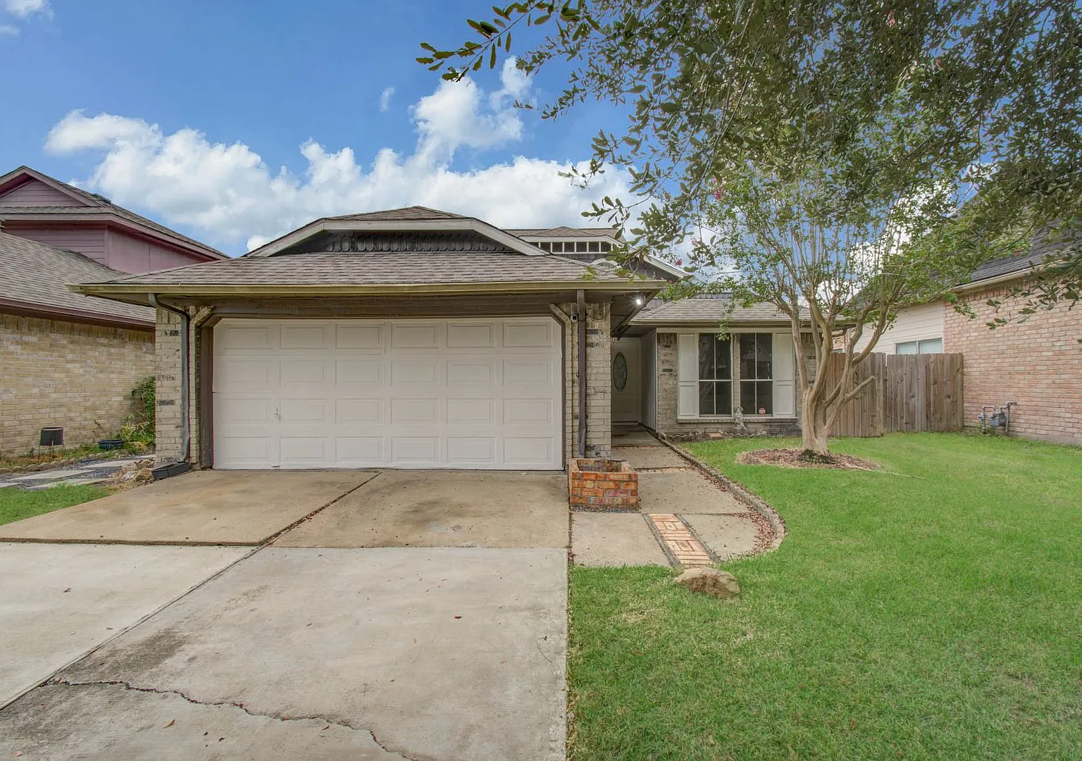 Move-In Ready 3BR Home Near Dining, Shopping & Major Highways — Photo 2