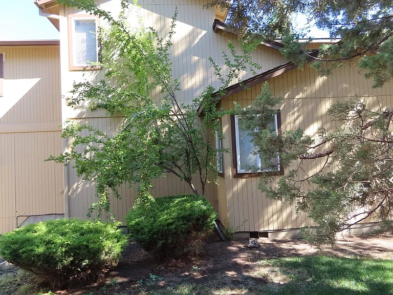 1133 NE Hidden Valley Dr #A-D — Photo 2