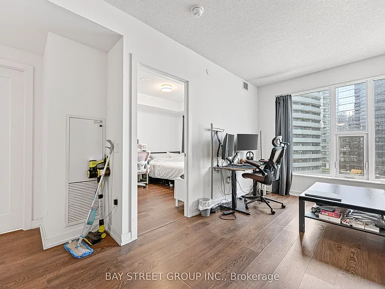 10 York St #1002 — Photo 25