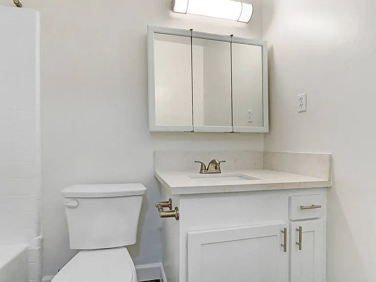 Country Club Apartments — Photo 60