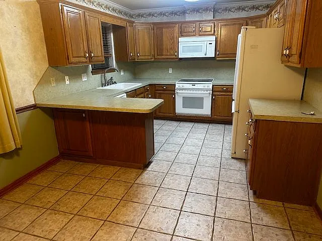 1435 Windsor Dr — Photo 3