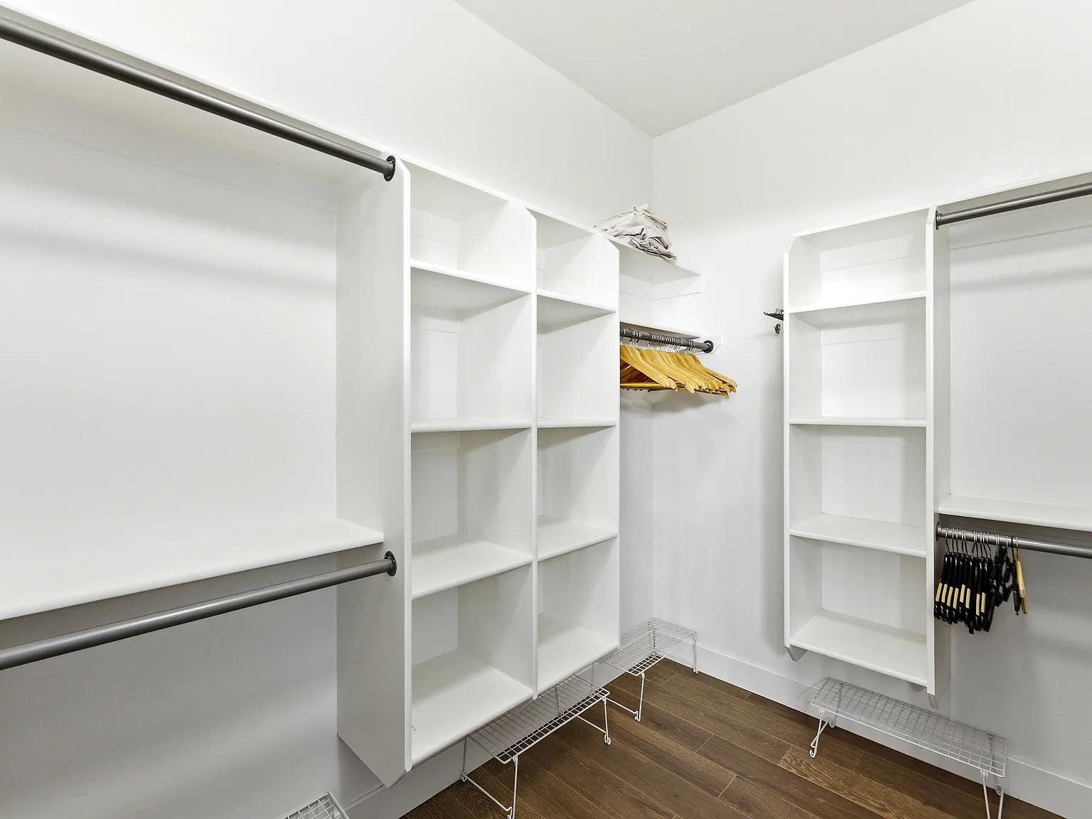 4 bed, 3640 sqft, $9,000 — Photo 3