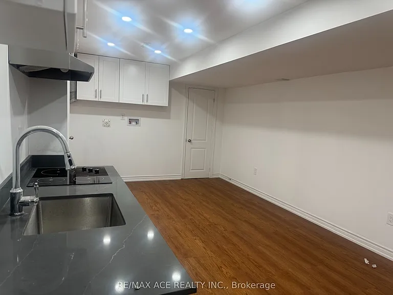 7 Glacier Cres #BASEMENT — Photo 6