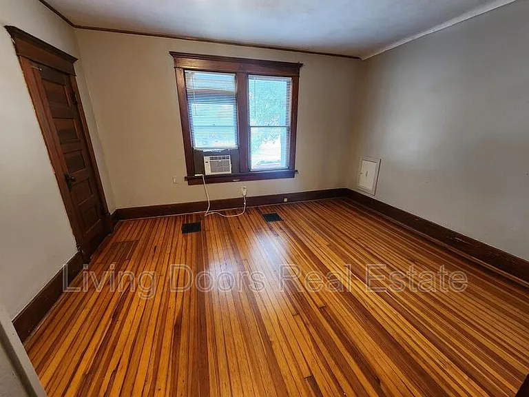 837 Peach St — Photo 15