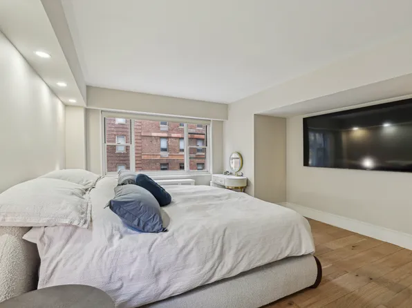 100 West 57th Street image 6 of 13