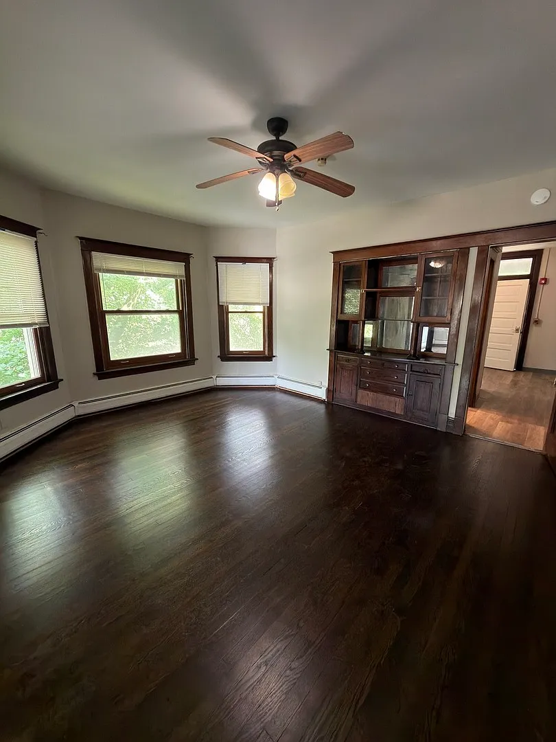 3 bed, 1100 sqft, $2,300 — Photo 4
