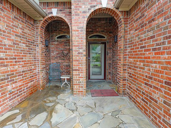 3rd image of 212 Willow Bend Cir