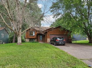 1360 Granite Ln N, Oakdale, MN 55128