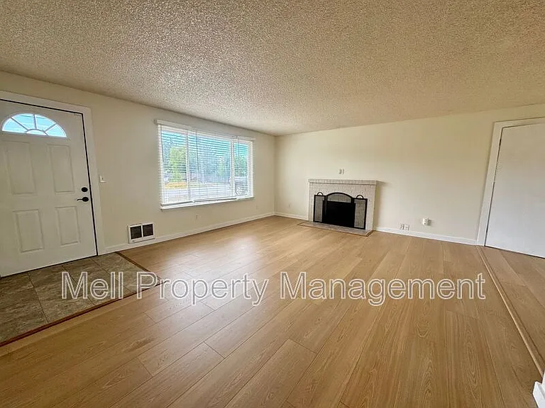 222 E I St — Photo 3