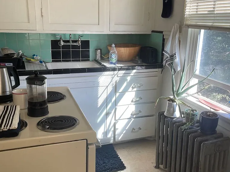 480 NE Maiden Ln — Photo 4