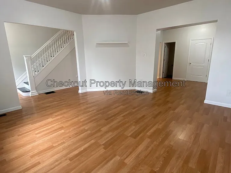 1916 Knox Ave — Photo 3