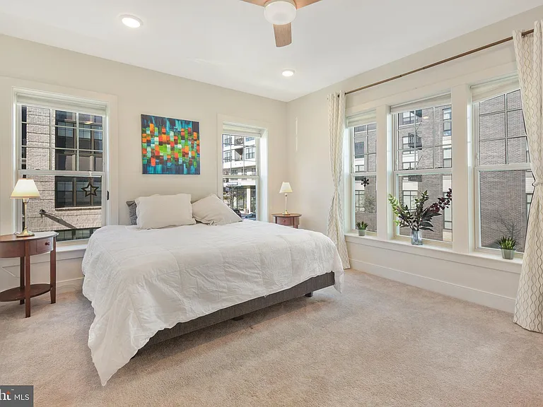 813 Rockwell Ave — Photo 15