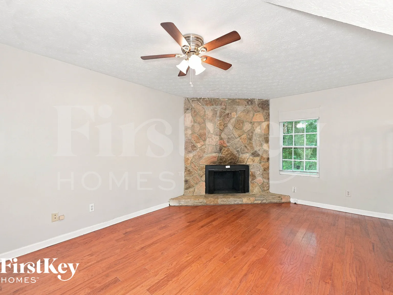 3 bed, 2.0 bath, 1392 sqft, $1,940 — Photo 4