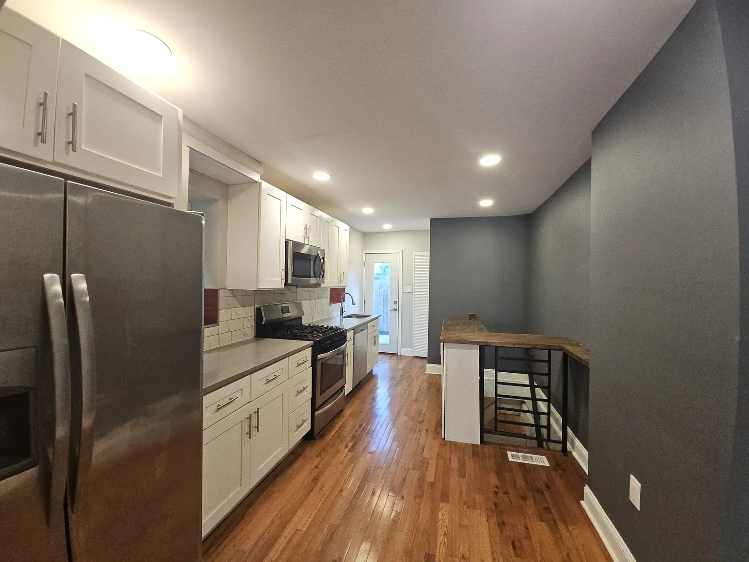 2528 Nicholas St — Photo 3
