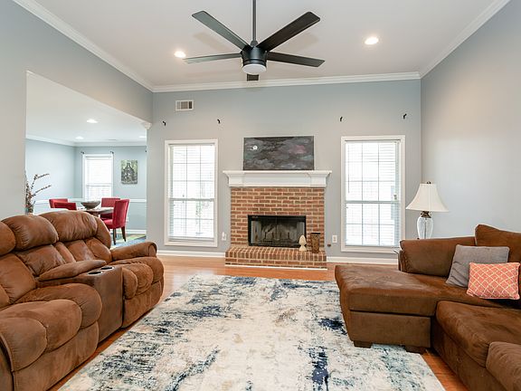 4th image of 435 Crested View Dr