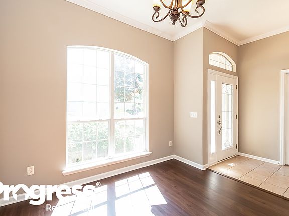 4th image of 904 Weybridge Ln