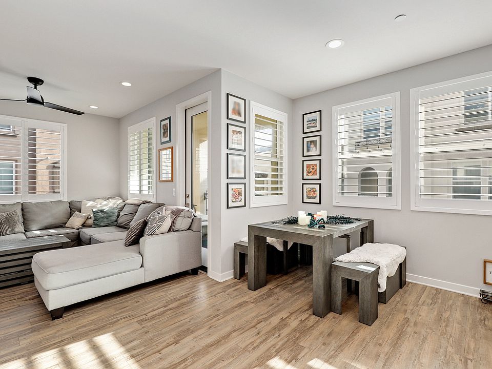 Main living area - flow between kitchen and living room!