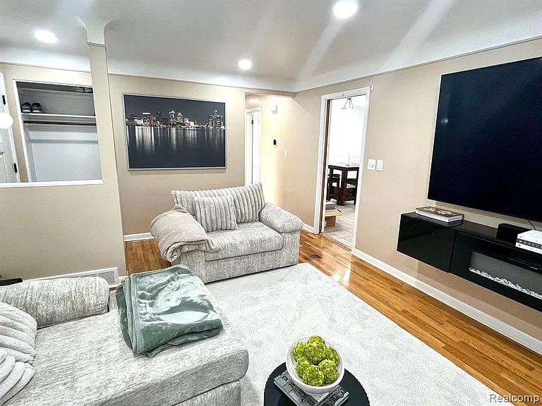 31015 Dorais St — Photo 5