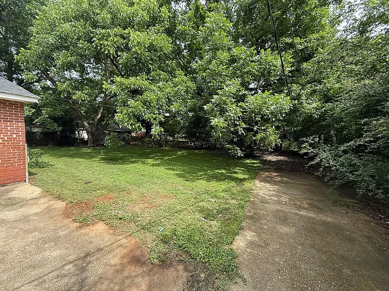 942 Parkwood Ct — Photo 14