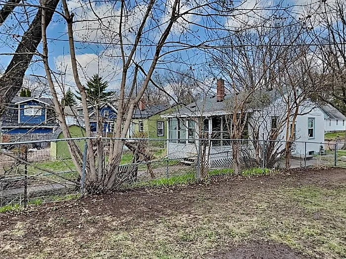 2068 Reaney Ave E — Photo 16