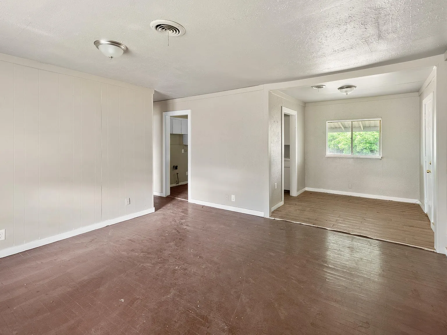3 bed, 1.0 bath, 1008 sqft, $900 — Photo 3