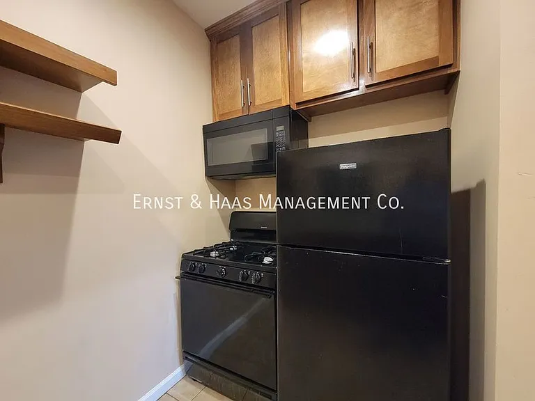 930 E Broadway — Photo 6