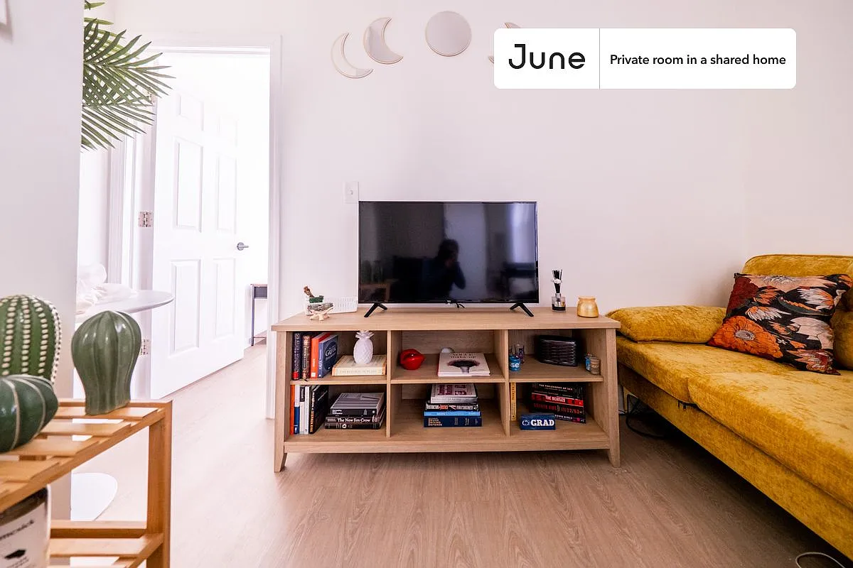 Queen bedroom in 2 bed/1 bath home in Bushwick #1807 B — Photo 4
