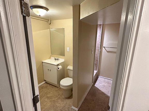 5th image of 615 N American Beauty Dr