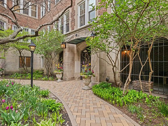 3rd image of 6334 N Sheridan Rd APT 3F