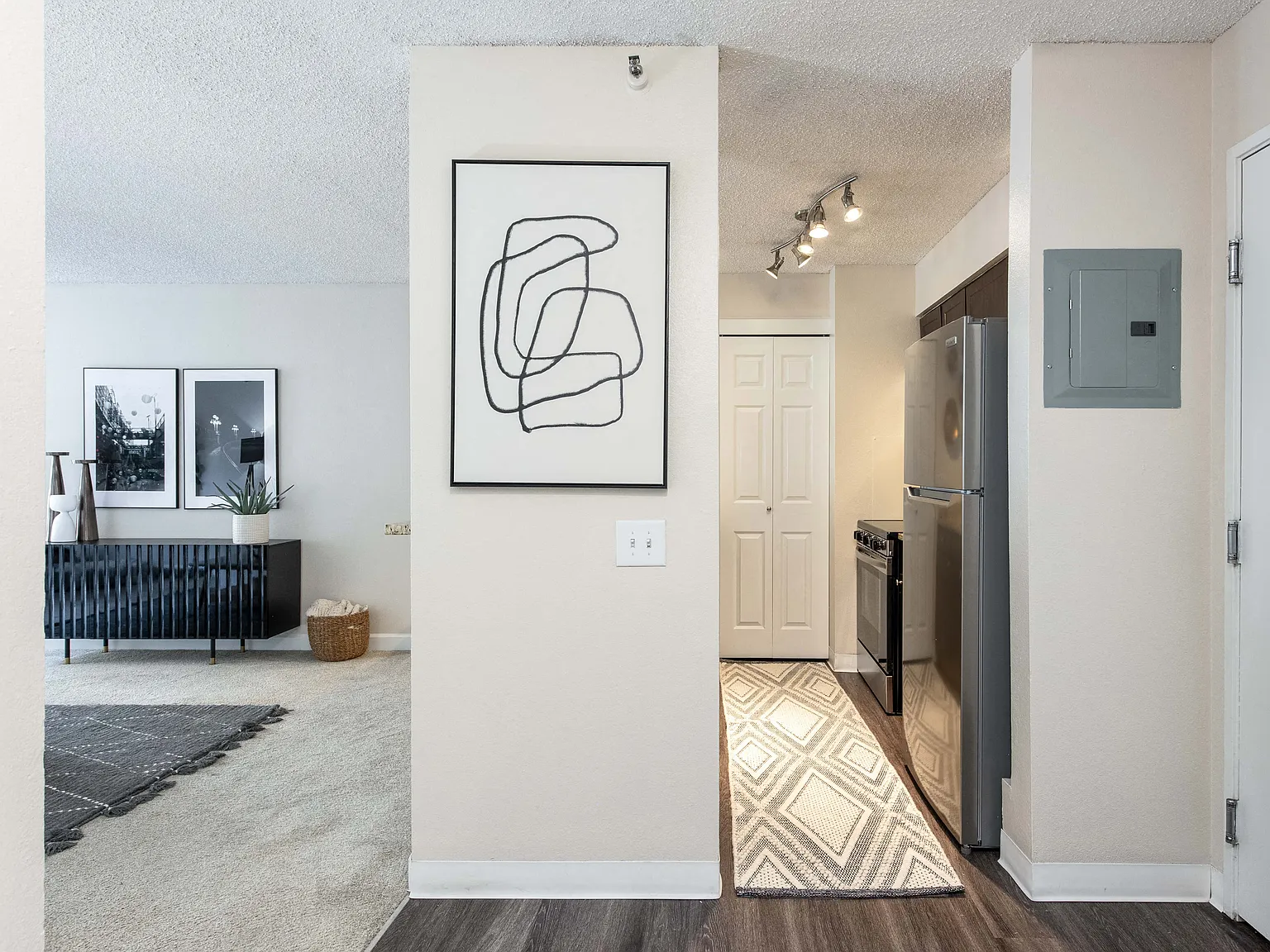 300 East 17th Apartments — Photo 4